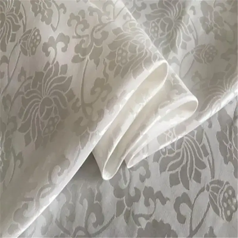 الصينية لوتس الديكور الديباج الحرير قماش جاكار قطني للطفل الملابس في اللون الأبيض