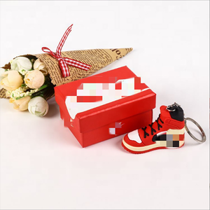 Móc khóa giày bóng rổ PVC cao su in tay thiết kế thời trang bán buôn, kiểu giày thể thao AJ1 mini 3D kèm hộp - Product Image 4