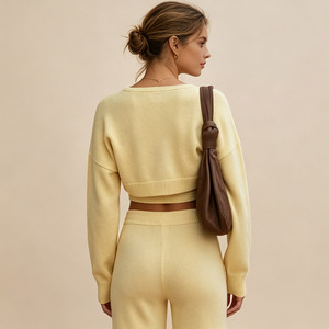 Produttore di Maglieria su Misura Autunno Inverno 2026 Set Coordinati in Maglia Maglione Giallo <span class=keywords><strong>Bolero</strong></span> Coprispalle Completo Due Pezzi con Pantaloni <span class=keywords><strong>Abbigliamento</strong></span> Donna - Product Image 3