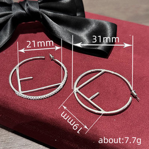 Orecchini a Cerchio Grandi per Donne, Design Minimalista, Accessori per Orecchie da Indossare Quotidianamente - Product Image 4