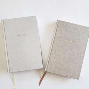 Carnet de gratitude et de bien-être A5 en tissu beige texturé lin, couverture rigide, avec impression personnalisée en feuille d'or gaufrée - Product Image 2