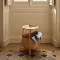 Table d'appoint de luxe en bois clair avec panier de rangement en rotin, plateau rond en osier, table d'appoint décorative, tables d'appoint occasionnelles