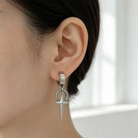 Nouvelles boucles d'oreilles pendantes et clips d'oreille en métal en forme de croix. Bijoux unisexes de petite taille, écologiques et tendance.