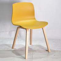 Chaise de salle à manger en plastique PP pour la maison et les restaurants, chaise ergonomique à coque avec pieds en bois de hêtre naturel pour café et bistrot