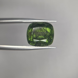 Peridoto Natural de Calidad Superior al por Mayor, Piedra Preciosa Brillante de 10.45 Quilates, Verde Intenso con Hilos de Rutilo Dorado, Corte Cojín Facetado - Product Image 1