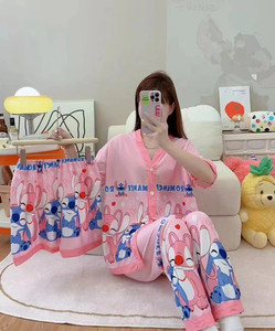 ชุดนอนผู้หญิงลายการ์ตูนแบบสามชิ้น เนื้อผ้านุ่มสบาย ชุดนอนฤดูร้อน แขนสั้น กางเกงขาสั้น กางเกงขายาว ผ้าไหมนม - Product Image 3