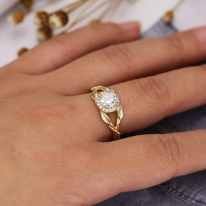 Anello con Foglia di Vite e Cristalli per Donne, Tono Dorato, Elegante Accessorio Moda per Uso Quotidiano - Product Image 4