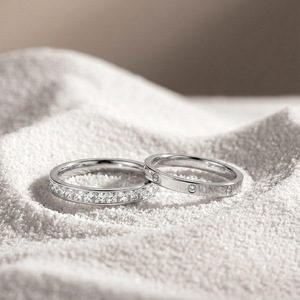 Anello in Acciaio Inossidabile 304 con Diamanti, Design Impilabile, Misure 6-9, Placcato Oro 18K, Gioielli di Tendenza per Uomo e Donna - Product Image 3
