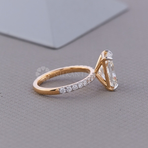 Bague en or jaune avec diamant de laboratoire taille émeraude et taille rond, bijoux fins pour femme, en vente, export - Product Image 2