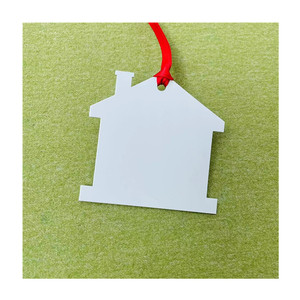 도매 광택 화이트 승화 금속 장식 크리스마스 펜던트 하우스 모양 승화 알루미늄 장식품 레드 리본 - Product Image 1