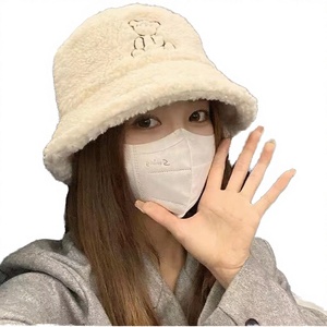 Chapeau d'hiver en velours de laine chaud à motif argyle, avec nœuds rayés brodés et petit ours de dessin animé - Product Image 2