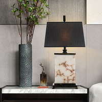 La chambre du designer est décorée d'une lampe de chevet moderne, créative et simple, d'une lampe de table en marbre noir rétro américaine