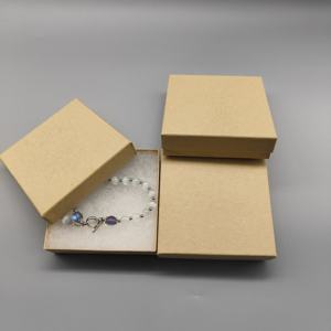 Großhandel 3,5x3,5x1 Zoll Kraft karton Schmucks cha tullen mit Prägung Kleine Geschenk verpackung Fall für Halsketten Armbänder - Product Image 1