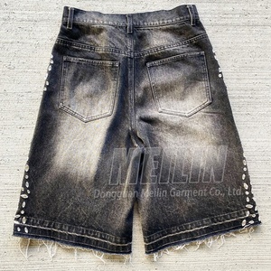 Shorts en jean streetwear pour homme, avec logo personnalisé en strass, bords bruts, effet usé et délavé à l'acide - Product Image 2