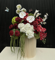 Arrangement floral de mariage populaire en hydrangeas vert bordeaux, centre de table artificiel en roses bordeaux pour la décoration d'événements
