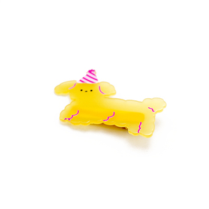 Barrette à cheveux en acétate en forme de chiot mignon avec chapeau de fête et détails en contour rose, accessoire de cheveux jaune translucide, mode unisexe - Product Image 3