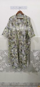Kimono largo de algodón índigo con estampado floral indio para mujer, hecho a mano, con cierre de cordón, para usar como bata de baño. - Product Image 3