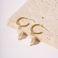Joyería de moda fina resistente al agua, aro Huggie de acero inoxidable chapado en oro de 18 quilates con pendientes colgantes de perlas naturales extraíbles para mujer