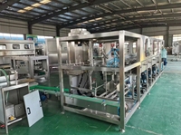 Ligne de production industrielle entièrement automatique de machines de remplissage d'eau potable pour usine d'eau en bouteille
