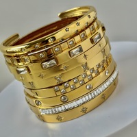 Bracelet à fermoir personnalisé en acier inoxydable plaqué or 18 carats, incrusté de zircons, résistant à l'eau et inaltérable, avec breloques de bijoux