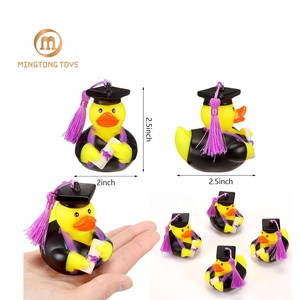 Glands colorés assortis cérémonie <span class=keywords><strong>de</strong></span> doctorant grinçant petit 2 pouces décoration jouets en plastique canard <span class=keywords><strong>de</strong></span> graduation en caoutchouc jaune - Product Image 1