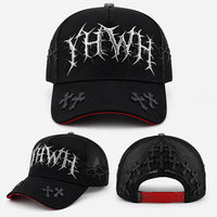 Casquette de baseball en daim doublée de satin de luxe avec broderie 3D personnalisée de strass et épingles métalliques dorées, design de créateur, avec flammes noires