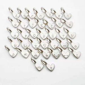 Ciondoli Personalizzati in Argento Sterling 925 Placcato Oro, Charm a Forma di Cuore con Iniziale in Oro Riempito per Collane e Bracciali - Product Image 2