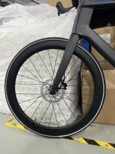 Bicicleta de Carretera Ligera R10 Pro de 22 Velocidades, de Fibra de Carbono, con Frenos de Disco, Diseño Aerodinámico, Versión Deportiva R10-Sports 22, en Oferta - Product Image 4