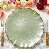 Assiette de Présentation en Verre Vert Sauge Bord Ondulé 13 Pouces pour Location Mariage Texture Gaufrée Artisanale Assiette de Dîner Décoration de Table Événementielle
