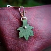 Porte-clés en cuir PU fait main, feuille d'érable vintage, breloque de sac feuille d'automne, fermoir mousqueton en métal antique, décoration de sac à dos