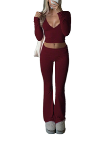 Ensemble 2 pièces pour femme : Crop top à manches longues col en V coupe ajustée et pantalon évasé à revers, tenue de sport et de détente assortie - Product Image 1