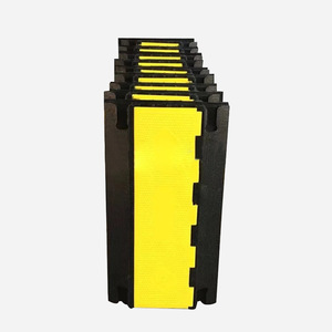 Reductor de velocidad de caucho Longda de cinco canales 900x500x50mm con ranuras para gestión de cables en carreteras - Product Image 2