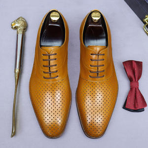 Los últimos zapatos formales de cuero para hombre de 2025, zapatos de boda huecos y transpirables con atuendo de negocios de piel de vaca - Product Image 1
