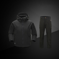 Combinaison tactique pour homme en softshell, veste et pantalon camouflage