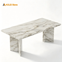 Table à manger ronde en marbre blanc de luxe pour appartement. Pieds de table géométriques modernes pour 8 personnes, aucun assemblage requis