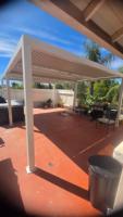 Pergola moderne en aluminium à toit à persiennes réglables, design écologique, prête pour la pluie, caractéristiques anti-UV, pour une vie en plein air toute l'année