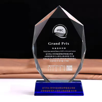 Trophée en cristal bleu haute définition, vente en gros, trophée en verre cristal K9 vierge en forme de bouclier avec base noire