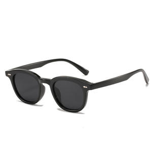 Lunettes de soleil sur le thème de l'océan, monture ronde noire, protection UV400, unisexe, monture en PC, type de lentille AC, 3 pare-soleil - Product Image 1