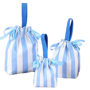 Bolsa de Lona Resistente de Tamaño Mediano con Rayas Azules y Blancas, con Asa de Transporte, Lavable y Reutilizable, para Empacar Regalos Navideños y Bodas - Product Image 1