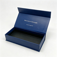 Boîte cadeau rigide en carton magnétique personnalisée bleu marine, en matériau recyclé pour l'emballage d'un ensemble de bagues, colliers et bracelets
