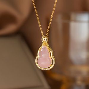 Collier en Acier Inoxydable Plaqué Or 18 carats Anti-ternissement avec Zircon, Calcédoine et Pendentif Gourde Entièrement Sertie de Diamants - Product Image 2