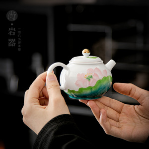 Théière en porcelaine blanche de Dehua peinte à la main avec filtre, forme ronde, pour service à thé Kung Fu - Product Image 1