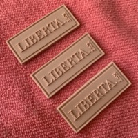 Étiquette en PVC gaufrée 3D de couleur rouge unie de qualité supérieure, patch en caoutchouc pour portefeuille, étiquette en caoutchouc de silicone flexible au design le plus récent