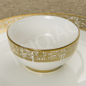 Collection de <span class=keywords><strong>vaisselle</strong></span> à rebord <span class=keywords><strong>doré</strong></span> en porcelaine fine TQ Set d'assiettes à dîner en céramique <span class=keywords><strong>blanche</strong></span> de luxe en relief Golden Edge Design <span class=keywords><strong>Vaisselle</strong></span> - Product Image 4