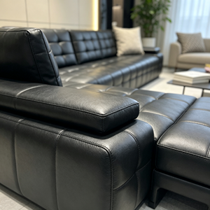 Sofá Seccional Moderno de Cuero PU Negro con Brazos Acolchados de Diseño Acolchado para Sala de Estar - Product Image 5