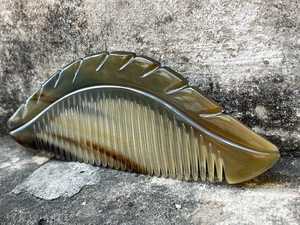 Peigne en corne naturelle fait main durable pour hommes et femmes, parfait pour le toilettage de la barbe et le démêlage des cheveux - Product Image 5