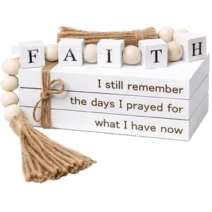 Ornement de livre en perles de bois Faith avec pompons, design minimaliste pour la décoration du salon - Product Image 2