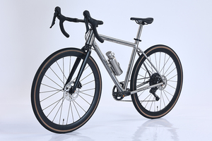 Vélo de route en titane Premium BADAO |   Système de transmission à 11 vitesses, cadre 700c, roues en aluminium légères, freins à disque, roue avant 4A16 en titane - Product Image 2