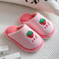 Pantoufles d'intérieur fantaisie d'hiver pour enfants Filles Fluffy Cute Fruit Design Confortable Air Cushion Slip-Resistant Warm Platform