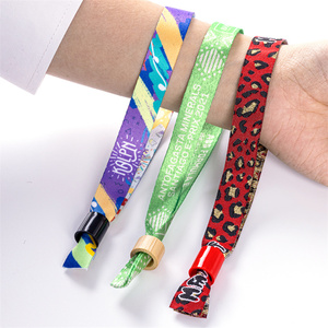 Pulseras tejidas de tela para festivales personalizadas, pulseras de RPET recicladas con cierre de madera de bambú - Product Image 4